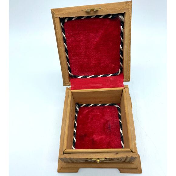 Vintage Hand carved Wood Jewlery‎ keepsake Trinket box hinged lid brass latch - Picture 4 of 10